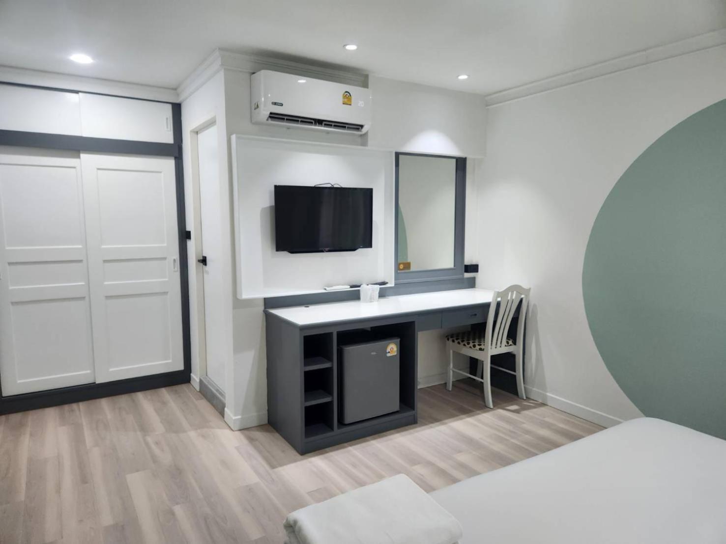Seatel Phuket Beach