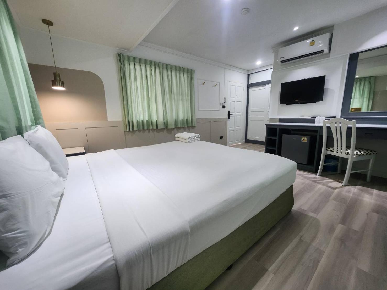 Seatel Phuket Beach